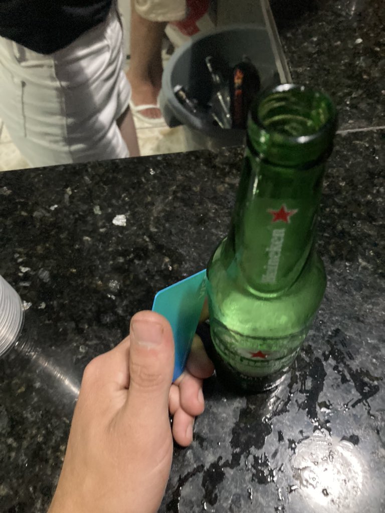 Robertox3k's tweet photo. Essa cerveja demorou 20 min. Para ser paga pq as maquinas de cartão do krumi nw funcionam😒 https://t.co/54vn7202X0