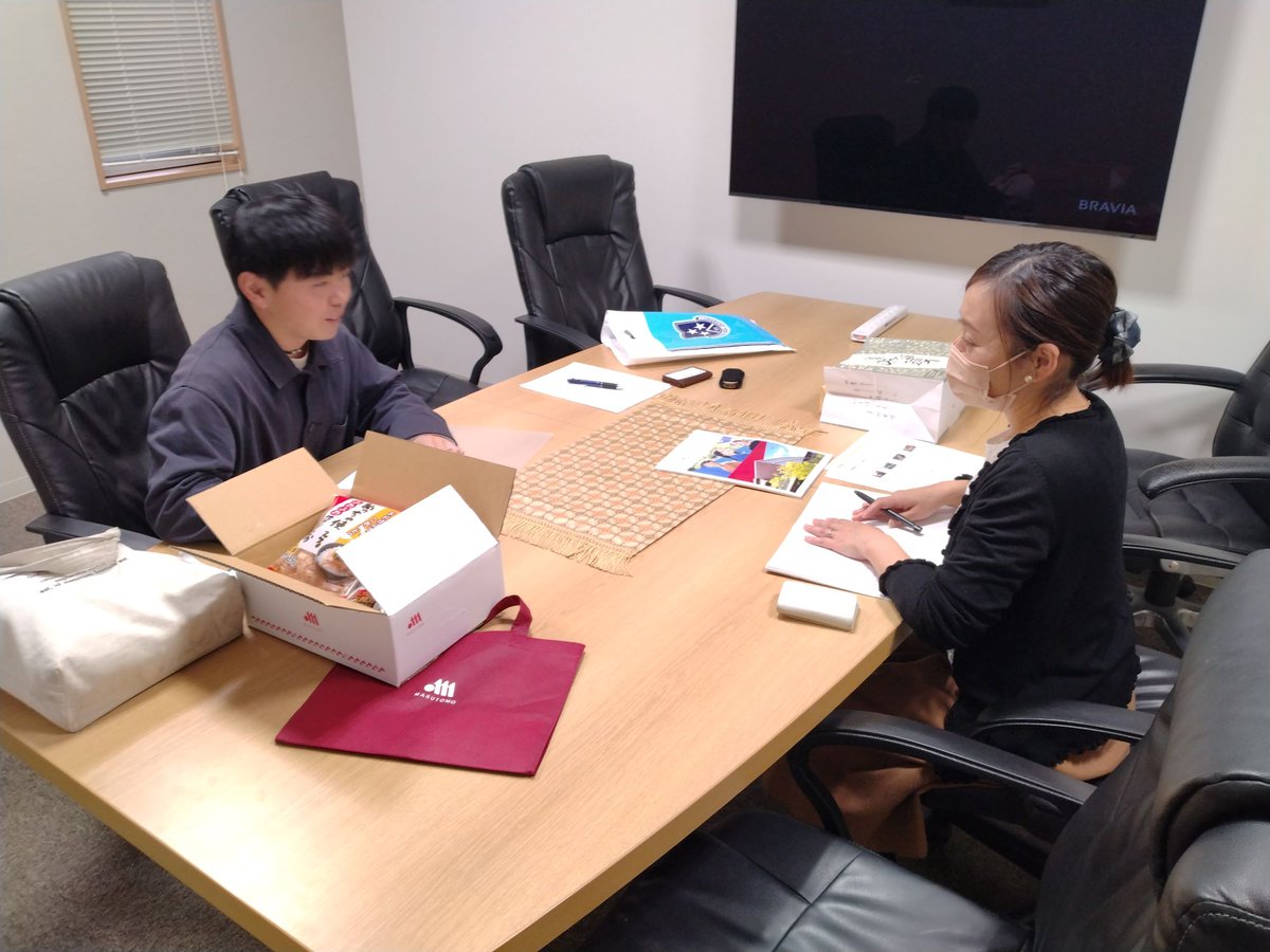 MU_Renkei's tweet photo. #iProject!
#伊予市役所 前の通りにある和菓子屋 #こんだ さんに商品を提案するため、学生が #伊予市 の企業を訪れ #お土産 に関するインタビューをしています。担当者の方々から貴重なお話を聞くことができました。ご協力いただきありがとうございました。
#マルトモ #山陽物産 #ヤマキ #松山大学 https://t.co/g8pjuirXvs
