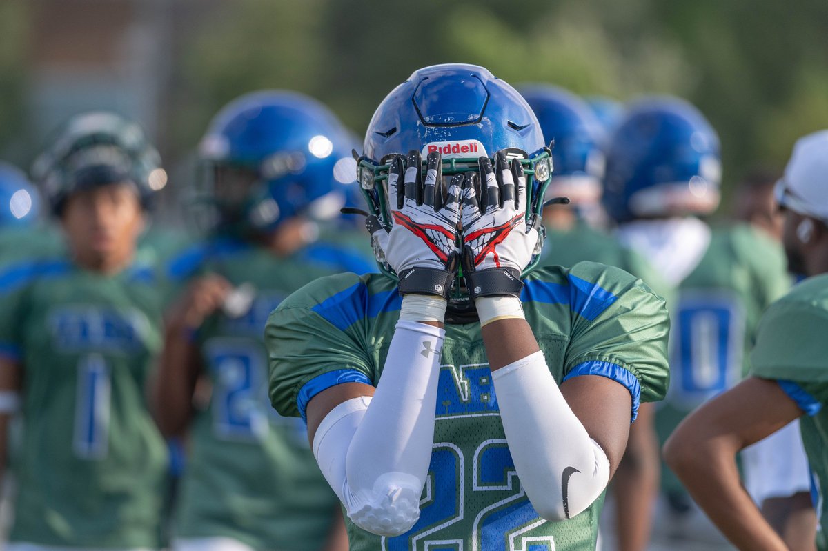 StephonDaShotta's tweet photo. Year Recap of 2023 continues with #BlueSmoke off 75th The HighScoring Tars of @SSICPFootball75  With a Record of 6-2 The  Tars had a Combination of Offensive Finesse and Defensive Domination. https://t.co/Nfs0ha1Pnl