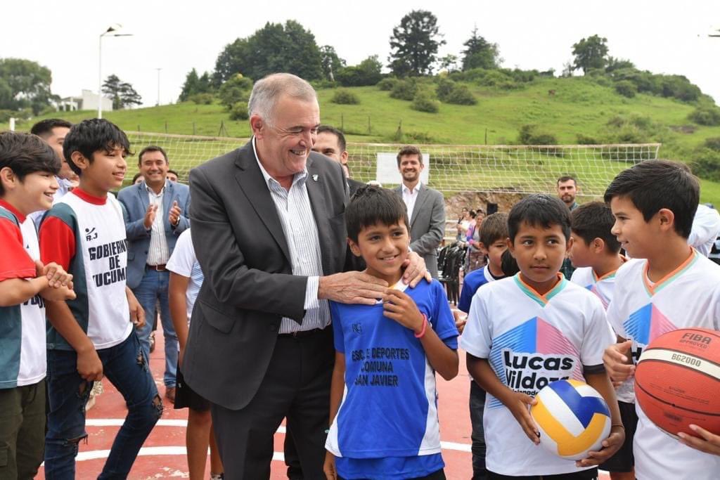 diego_erroz's tweet photo. 🤝🏼Esto no sería posible sin el firme compromiso de nuestro Gobernador @OsvaldoJaldo con el deporte. Creemos en la importancia de invertir en instalaciones que impulsen el desarrollo integral de nuestros ciudadanos. https://t.co/eHCCLF4cUT