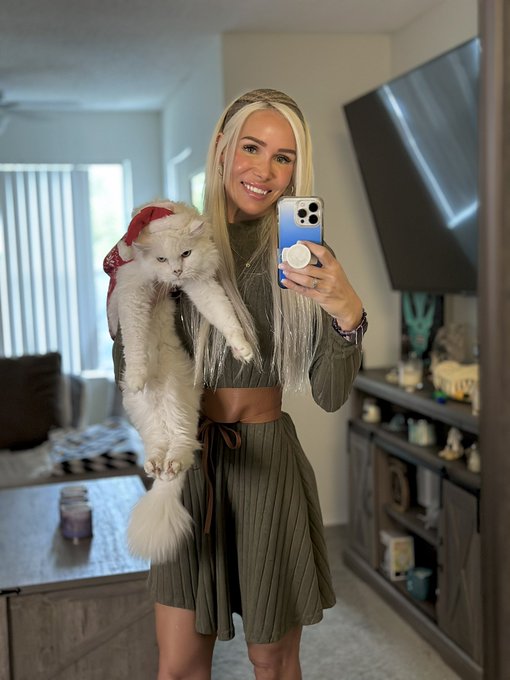 Merry catsmus from me and mr. Grinch! I hope y&rsquo;all had a good one! https://t.co/DRmiRCwxoh<a href="/tag/happybirthdaytaylorswift"class="tags"><span>#happybirthdaytaylorswift</span></a>