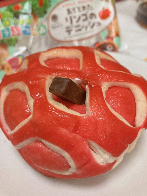 りんごのデニッシュ 思ったよりパン寄り 生クリーム甘いそばにいた旦那に悪魔の実じゃんと言われる..なるほどこの形状で作れば悪魔の実パンもできるわね..って思ったけどあれだからちょっと違うか 