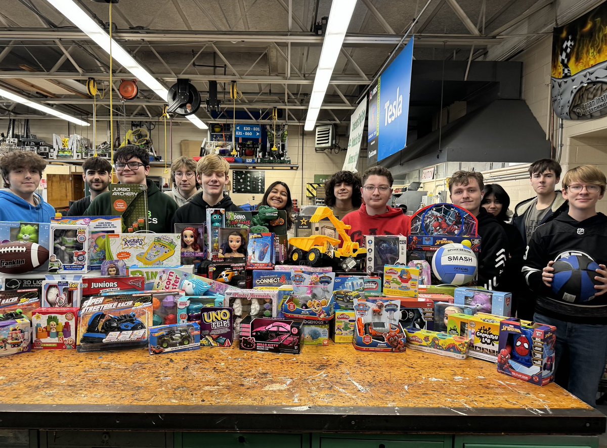 frcteam533's tweet photo. Happy Holidays!ππ
We are so thankful to have been able to help out our local Toys for Tots by setting up boxes in the High School!!
#Team533 #PSIcotics #FIRSTRobotics #FRC #OMGRobots #STEM #Engineering #WISE #LongIsland https://t.co/R52gFRVjns