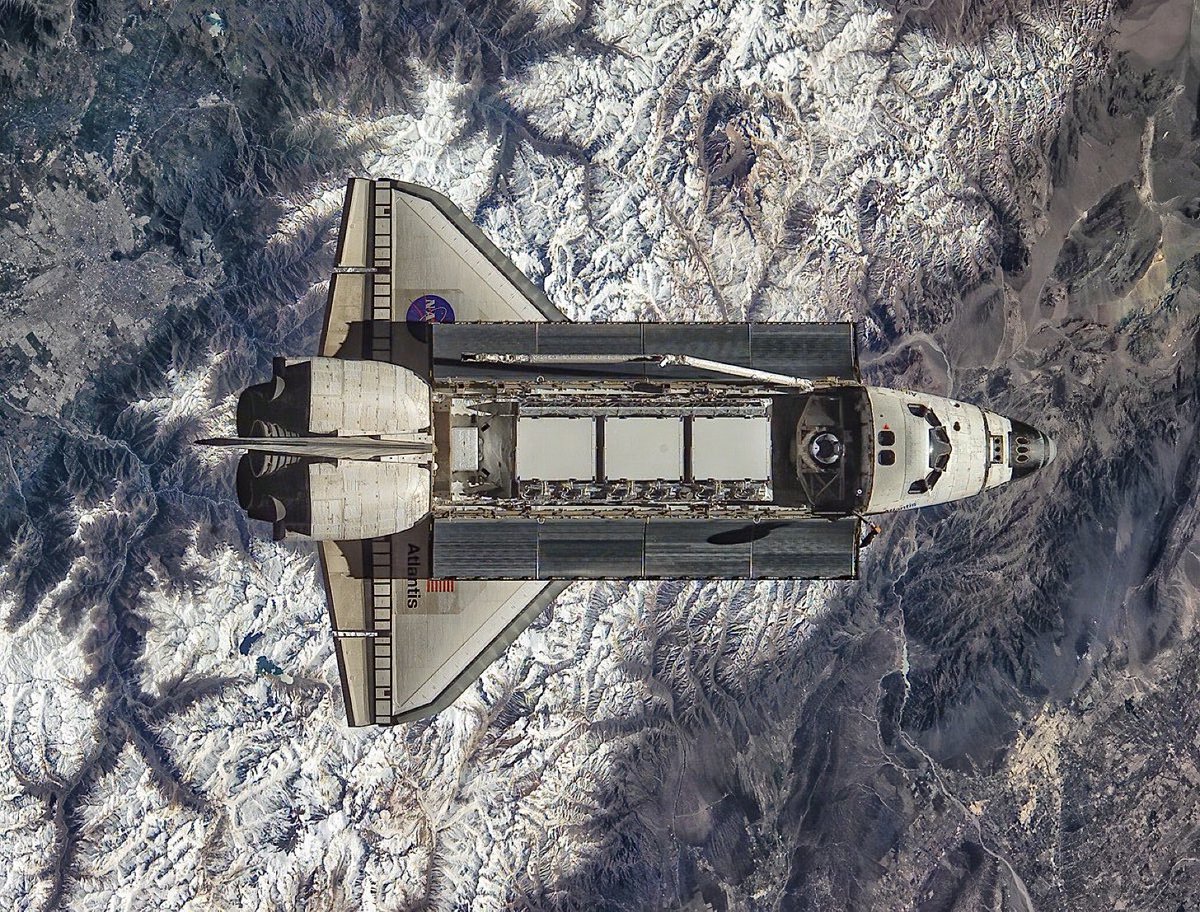 JPMajor's tweet photo. Here's a photo of Space Shuttle Atlantis in orbit above the Chilean Andes, captured from the ISS on October 9, 2002 during STS-112. Santiago is at upper left. (NASA image # ISS005-E-16984) https://t.co/LP7EU4XUJf