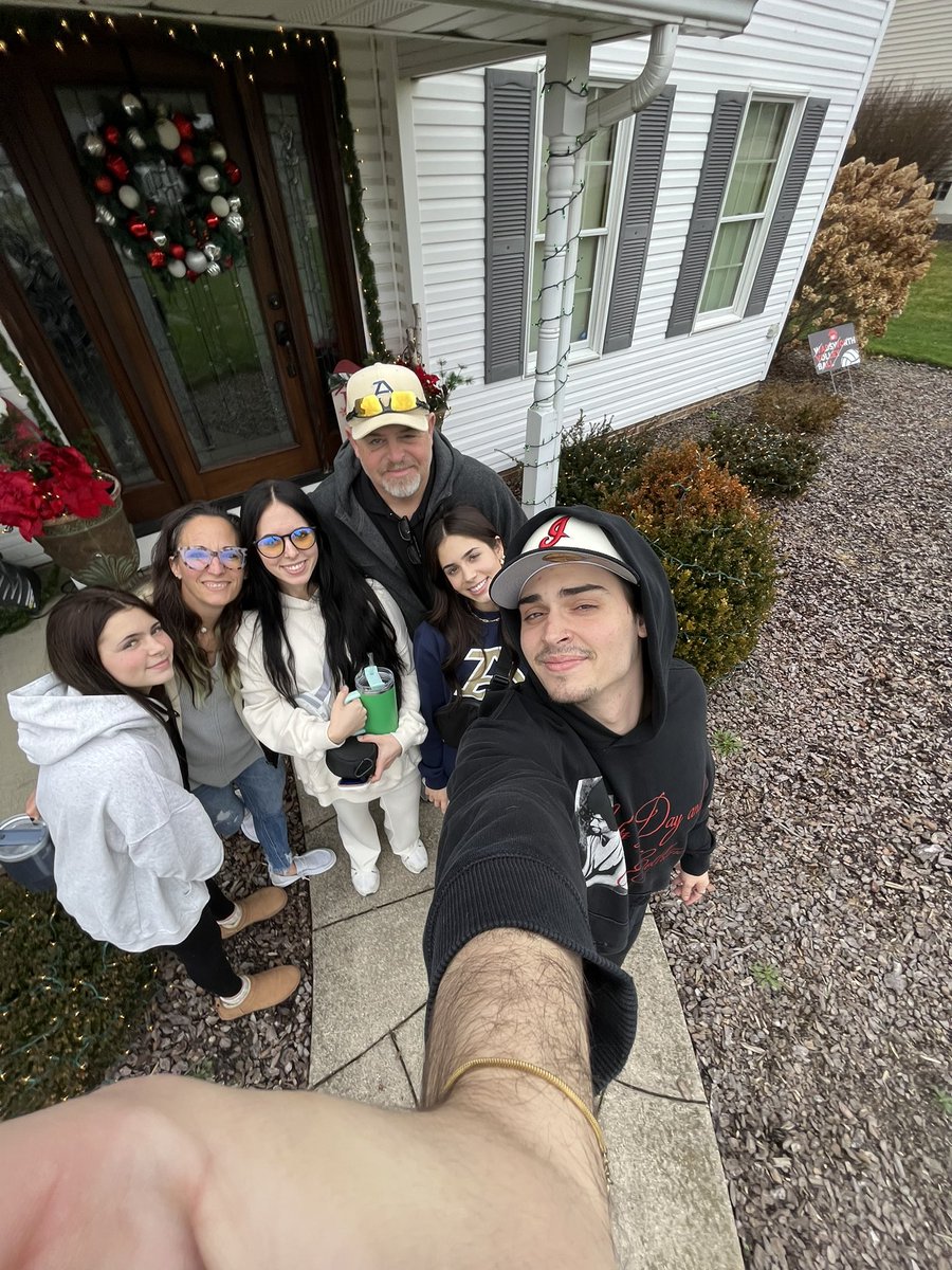AceNix's tweet photo. This is us🤍🎄@nix131313 #nicholsoncrew #fullheart #grateful https://t.co/rP0w82JwnQ