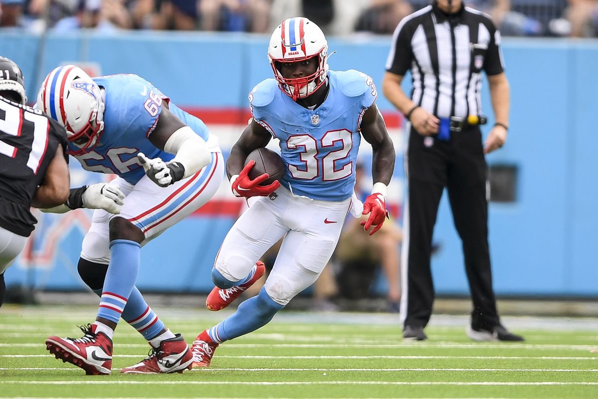 MLFootball's tweet photo. UNDERRATED: #Titans running back Tyjae Spears is fourth among all #NFL rookies with 1,013 all-purpose yards.

🤯🤯

This is all behind Derrick Henry… imagine  what Spears could do as the RB1 

👀

(h/t @TDavenport_NFL) https://t.co/OK9GOX1Fis