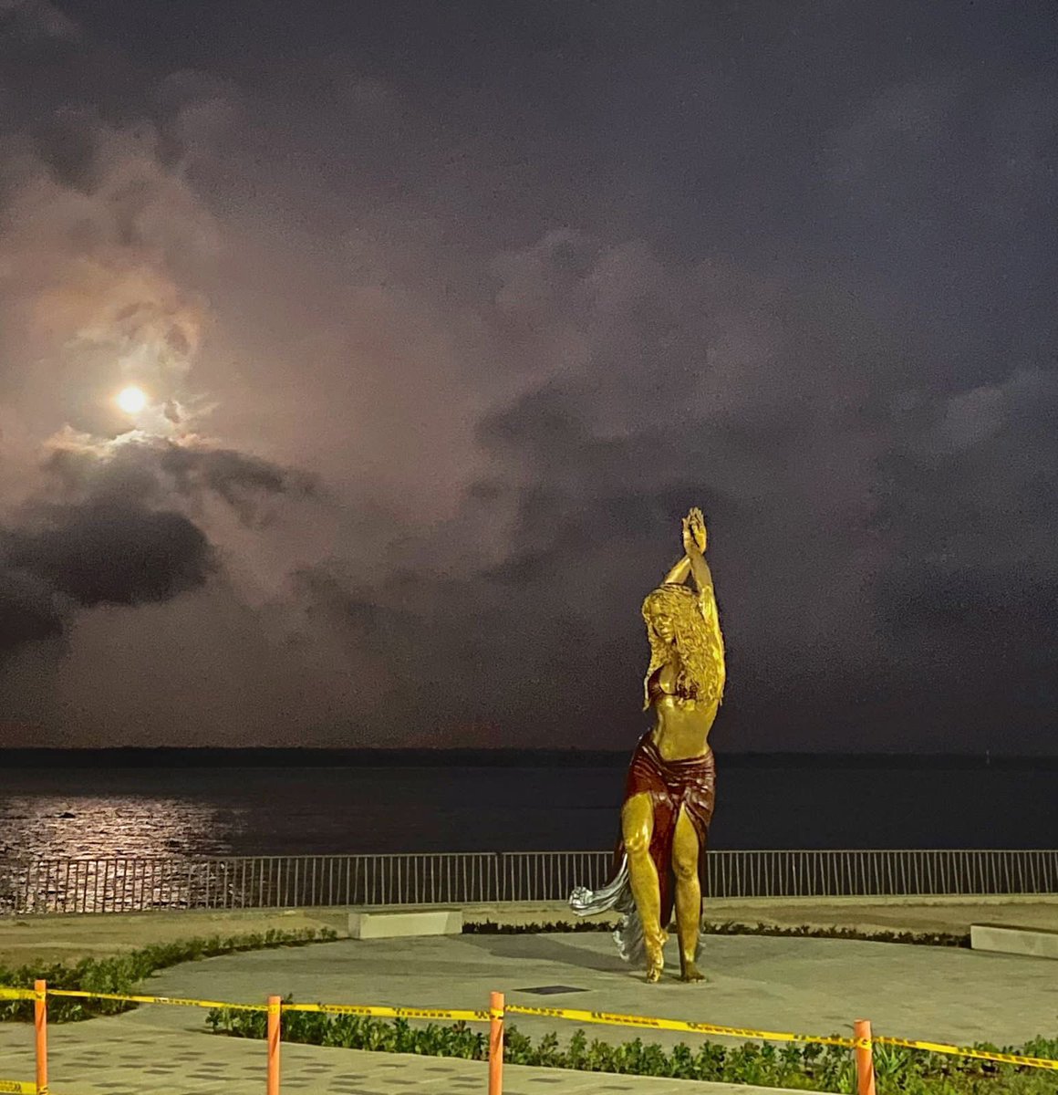 jaimepumarejo's tweet photo. La luna y la mayor estrella de Barranquilla. https://t.co/Pdla3k5Rwk