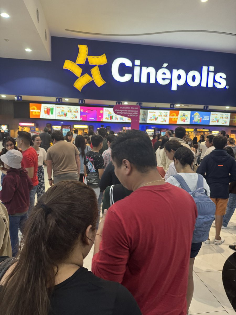 leonwlondon's tweet photo. @Cinepolis compré las palomitas con mis boletos hace horas en el app. Llevo formado 20 minutos para recogerlas pero una sola persona atiende. Mi película ya comenzó y no hay para cuando. La gerente del complejo solo me da la opción de esperar. #apestan #nosevale #mejorcinemex https://t.co/VKreYnFAlG