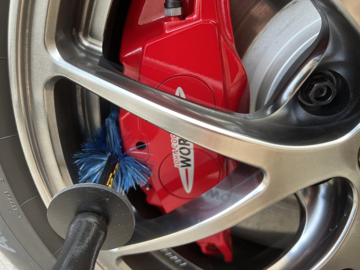 shuu589's tweet photo. 年末のお買い物
やっとデカキャリパーの隙間に入るブラシゲット!!
あとなんか凄そうなバッテリージャンプw
#autowit
#ikfoam
#ezdetail https://t.co/9ZuLIWt35A