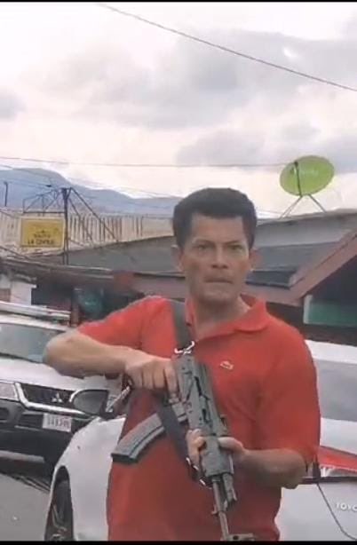 unpoliciadecr's tweet photo. ⚠️ Sector de linda vista de Cartago. 2 sujetos amenazan a conductor inocente con armas de fuego, uno de ellos con una aparente AK-47. Si tiene información de los mismos llame al número confidencial del OIJ. 8008000645. ⚠️ o al 911. https://t.co/4RTo47IagA