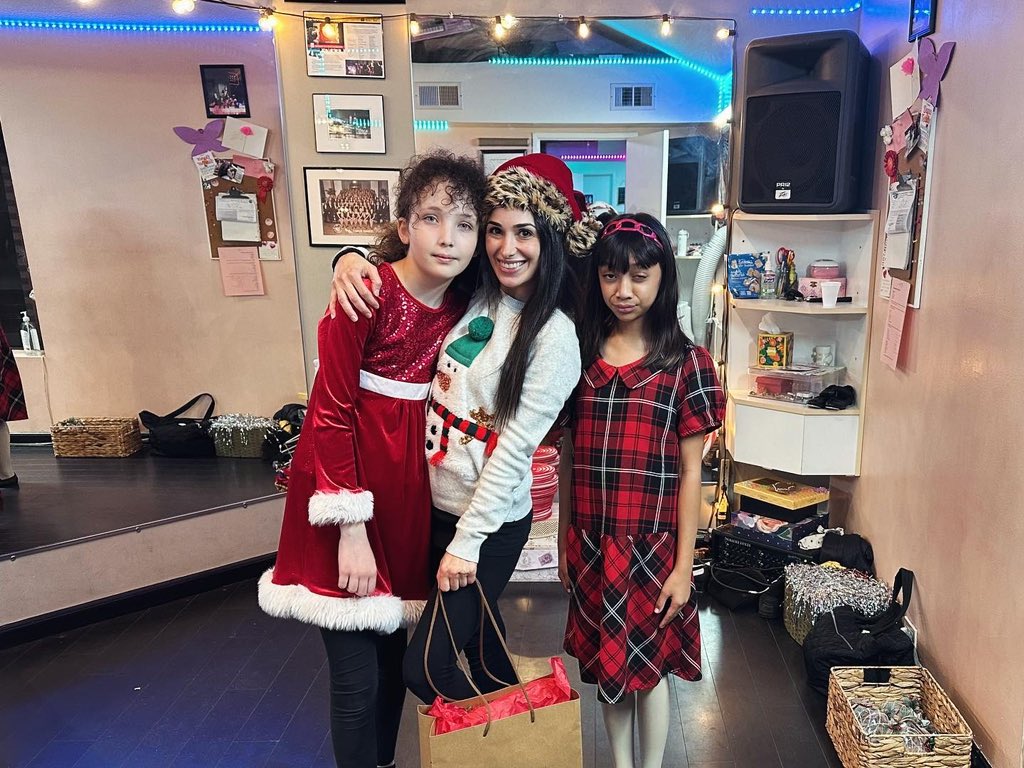 fsmdofficial's tweet photo. Experience the magic of the season as our music and dance studio comes alive with the joyous rhythm of Christmas. Celebrating the most wonderful time of the year with our amazing dance students at FSMD! ✨🎄 Cheers and thank you to all our lovely parents and students! https://t.co/p84mZTLYYf
