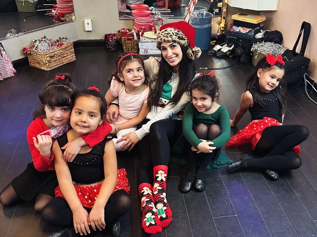 fsmdofficial's tweet photo. Experience the magic of the season as our music and dance studio comes alive with the joyous rhythm of Christmas. Celebrating the most wonderful time of the year with our amazing dance students at FSMD! ✨🎄 Cheers and thank you to all our lovely parents and students! https://t.co/p84mZTLYYf