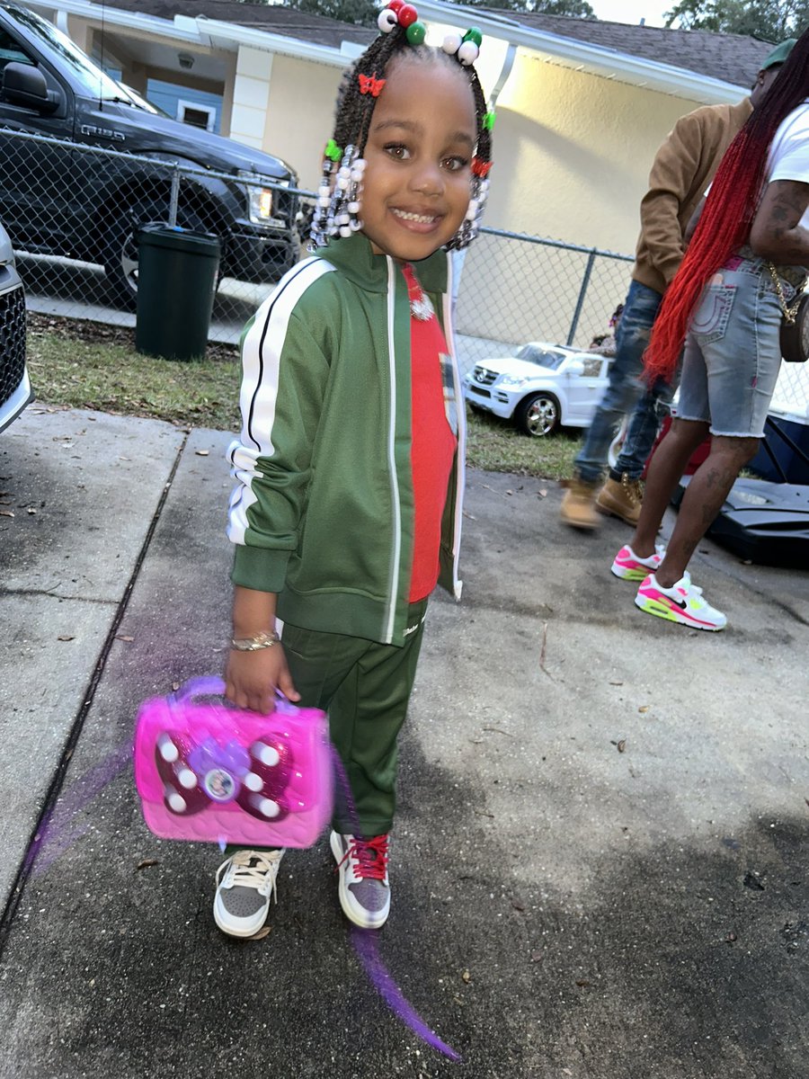 p2xsss18's tweet photo. - That girllll JR 🥰💅 #Xmas23 https://t.co/9eNQgwqwZc