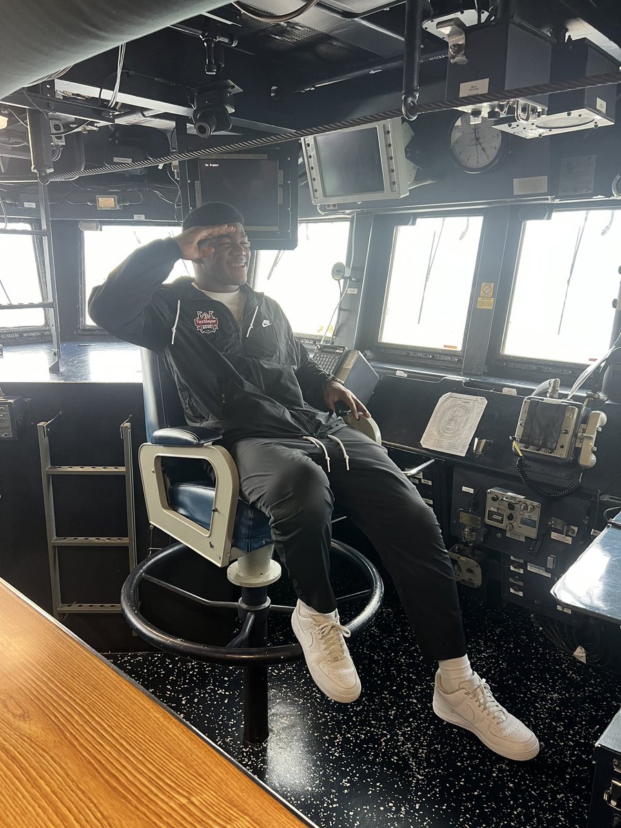 BRob_2323's tweet photo. Captain of my ship and I’m ready to be a soldier on my team. Aboard the USS Jason Dunham (DDG 109)!! #GatorBowl. #33OBoyz #BBNNation #universityofkentucky #taxslayer #navy #navyregionsoutheast #mayport #jacksonvilleflorida #gatorbowl #football #BuildToPlayBuiltToLast #IWillNotBeAtWork #AthleteLife #MyDay #BeDifferent #StayReady #AthleteLife #MyDay #BeDiffrent #BuiltToLast @UKFootball @UKCoachStoops @vincemarrow @CoachWhiteFB @Bigstew9 @WNWarriorsFB @Jacksonville8 @FeetHipsHands @ChuckTrained @rawtalentsport1 @Kstaff07 @MonteSanders @BCollierPPI @AllenTrieu @TheUCReport @Rivals_Clint @CSing57 @SWiltfong247 @CraigHaubert @BFBaumgartner @ChadSimmons_