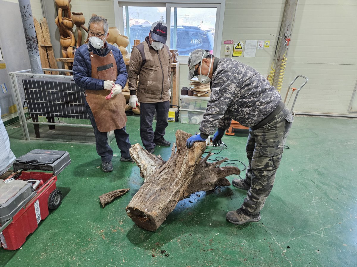 Manpatools's tweet image. Hello, this is Manpa.
After a long time, a student brought the root of a bamboo tree.
The root of the bamboo tree is also a good material that produces wonderful red-colored works when carved.
I am very excited to see what kind of work it will be reborn as. #manpatools #carving