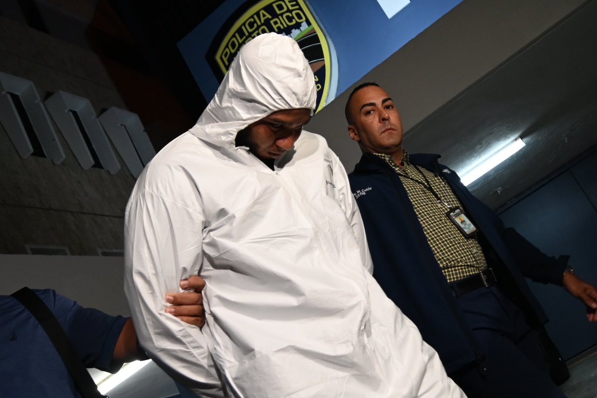 NotiJuan's tweet image. [AHORA] Radicarán cargos contra Carlos Batista Rosario por amenazar de muerte al @prsechacienda Francisco Parés.

@SecHacienda identificó al hombre de 32 años, bouncer en negocio de bailarinas eróticas y poseedor de un arma con licencia, en un ‘line-up’.

noticel.com/policiacas/la-…