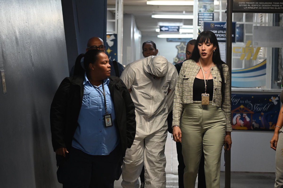 NotiJuan's tweet image. [AHORA] Radicarán cargos contra Carlos Batista Rosario por amenazar de muerte al @prsechacienda Francisco Parés.

@SecHacienda identificó al hombre de 32 años, bouncer en negocio de bailarinas eróticas y poseedor de un arma con licencia, en un ‘line-up’.

noticel.com/policiacas/la-…