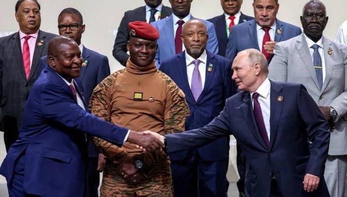 Jjlopez_almejo's tweet photo. 🔴 #ÚltimaHora | #RUSIA LIBERA #MÁRINKA. #MILEI DESPIDE MILES DE TRABAJADORES. #FRANCIA PIERDE #NIGER
✍️ MILEI despide a 7 mil trabajadores del Estado.
✍️ Rusia anuncia triunfo en Márinka, enclave estratégico de #Donest
✍️ Francia ya perdió Niger
👇
https://t.co/F43AHDfUoc https://t.co/qTniOU60cJ