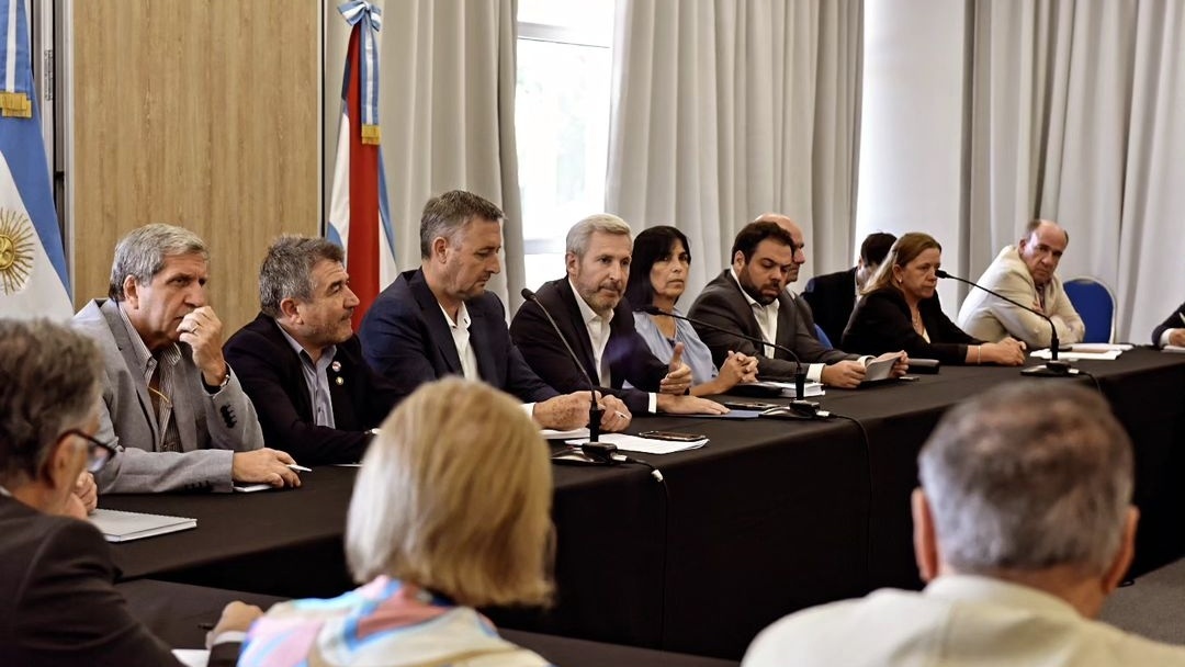 BrunoSarubi's tweet photo. Nuestra Provincia está atravesando un momento difícil. Necesita un equipo consolidado que trabaje de forma coordinada y revierta esta situación. 

Con @frigeriorogelio y todo el gabinete ya estamos en marcha para cambiar Entre Ríos en serio. 
#ReunionDeGbineteAmpliado https://t.co/QHCdH2ryGS