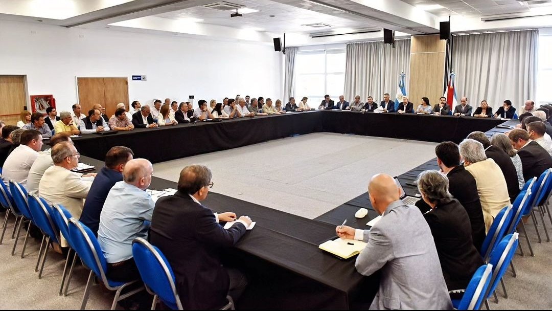BrunoSarubi's tweet photo. Nuestra Provincia está atravesando un momento difícil. Necesita un equipo consolidado que trabaje de forma coordinada y revierta esta situación. 

Con @frigeriorogelio y todo el gabinete ya estamos en marcha para cambiar Entre Ríos en serio. 
#ReunionDeGbineteAmpliado https://t.co/QHCdH2ryGS