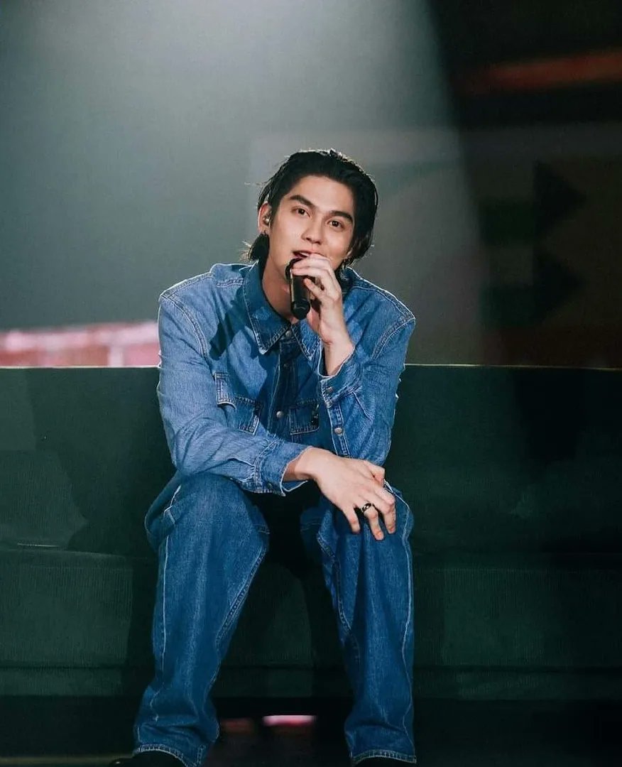 salama_arada's tweet photo. HBD ขอให้พี่ไบร์ทร่างกายแข็งแรง ยิ้มเยอะๆ อยากให้หาเวลาพักผ่อนเยอะๆนะคะ แฟนคลับคนนี้จะคอย Support อยู่เสมอนะคะ เพิ่งจบคอนไปเอง  คิดถึง พี่ไบร์ทรู้ไหม วันนั้น หนูมีความสุขมาก ยิ้มได้จนถึงทุกวันนี้เลย ทั้งๆที่ก่อนหน้านี้ มีเรื่องราวพันกว่าเรื่อง อยากบอกว่า ขอบคุณนะคะ #26thBrightDay https://t.co/UpP9QBTD45
