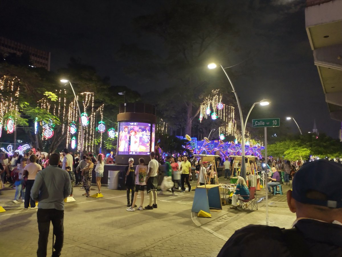 Jarrison2019's tweet photo. con @AlcaldiaDeCali  recorrimos el alumbrado, a 26 días un total éxito: 1.252.383 visitantes, miles de visitantes en la madrugada; inclusión de la economía popular; innovación en artes mediales e identidad cultural, nos demuestra que Cali es un sorprendente relato popular !! https://t.co/w8GgMlnO6C