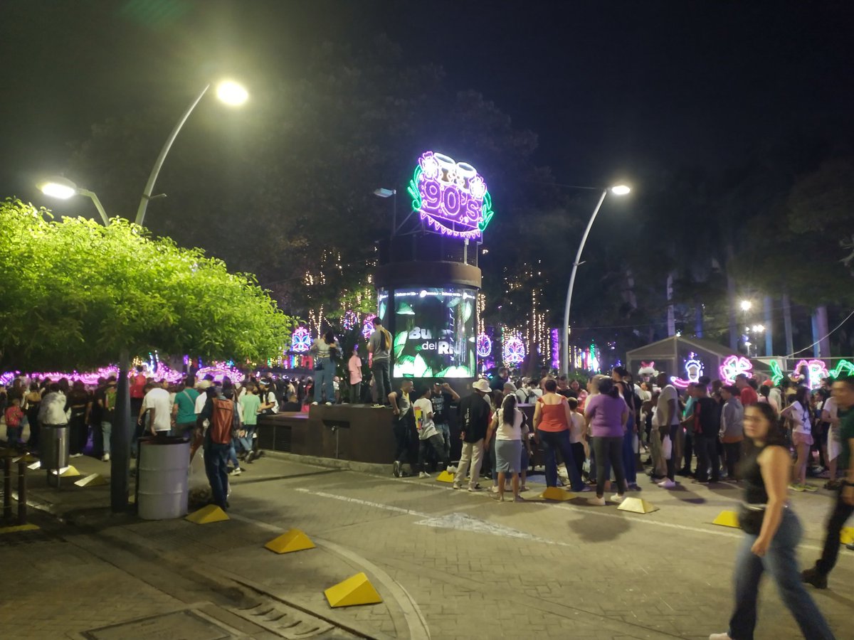 Jarrison2019's tweet photo. con @AlcaldiaDeCali  recorrimos el alumbrado, a 26 días un total éxito: 1.252.383 visitantes, miles de visitantes en la madrugada; inclusión de la economía popular; innovación en artes mediales e identidad cultural, nos demuestra que Cali es un sorprendente relato popular !! https://t.co/w8GgMlnO6C