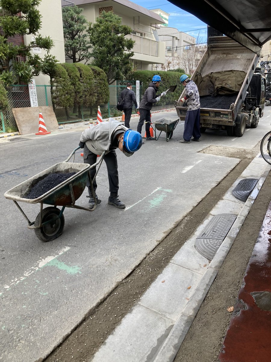 yaohacci's tweet photo. 今月は道路工事でご迷惑をおかけしております。
年の瀬はまさか、と思っていたけど甘か���た😭営業できるようになったらご案内いたします。
完全挫けそう😭 https://t.co/GkX5Xv22GM