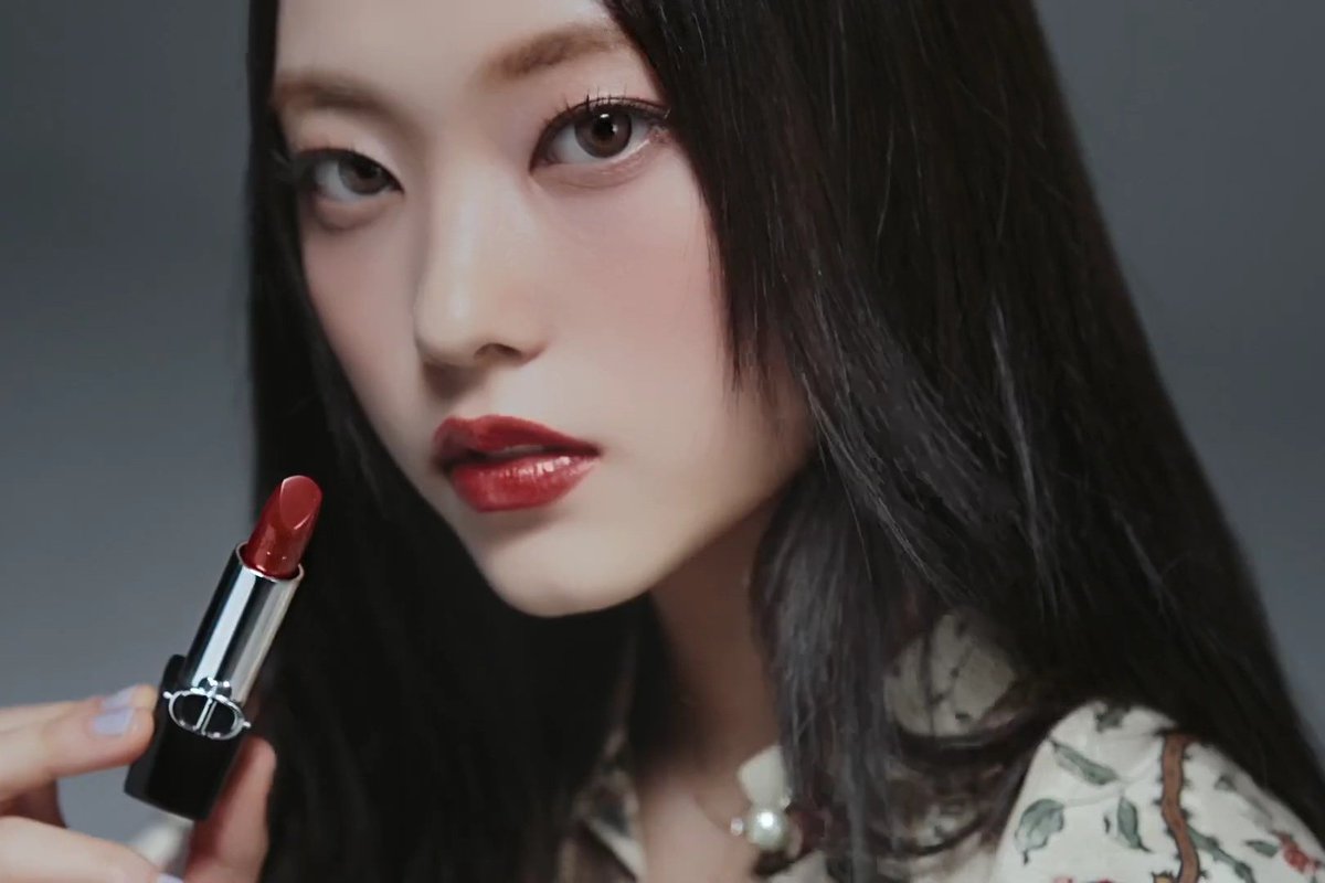 haerinfeed's tweet photo. THIS LOOK ON HER https://t.co/3VVvI2Z7s8