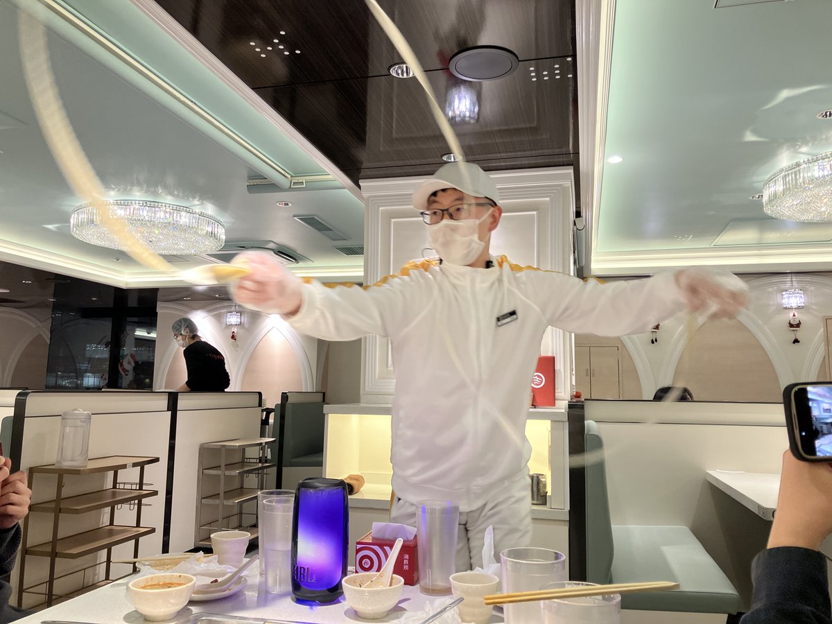 昨日は、今年入ってくれた中国の留学生にお店を選んでもらって忘年会でした。有名な火鍋のチェーン店とのことですが、ティラピア（白身魚）のとろける美味しさに驚きました。お客さんスレスレで行われるカンフー麺のパフォーマンスは、当たってしまうと二人前がタダになるそうで、スリリングでした。