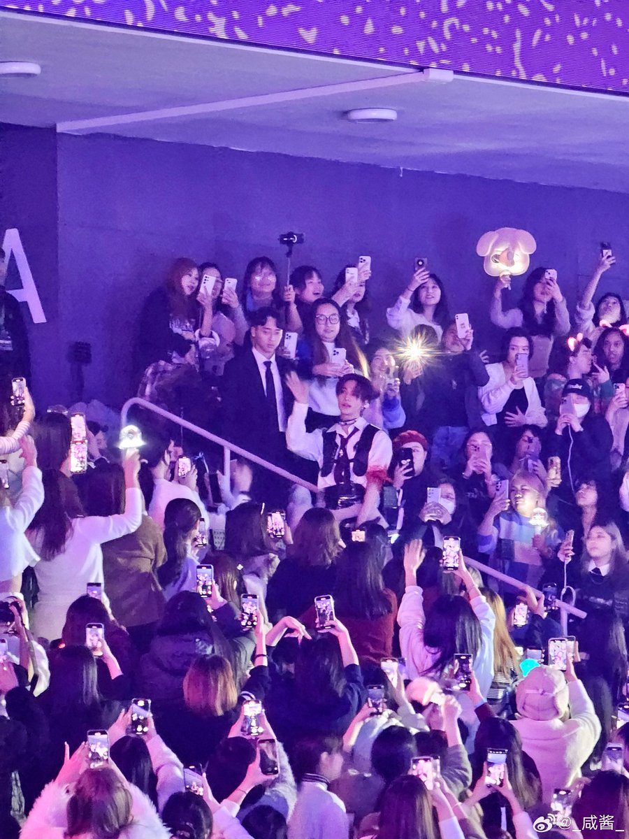 misshwanghj's tweet photo. all eyes on hyunjin https://t.co/93zOK6AFus