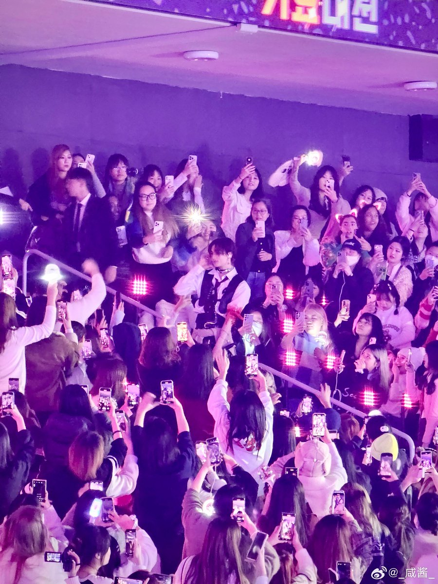 misshwanghj's tweet photo. all eyes on hyunjin https://t.co/93zOK6AFus