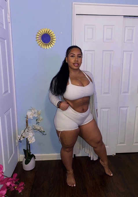 I wanna lounge with you 🤍 https://t.co/HfLwJj6ApJ