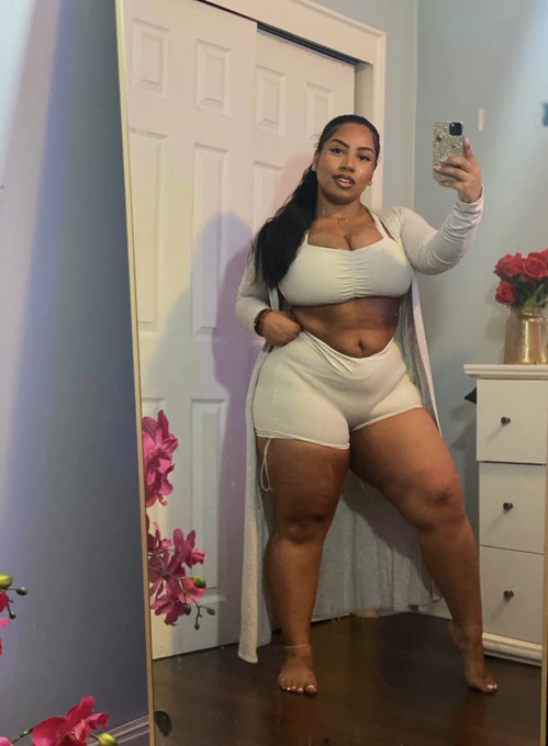 I wanna lounge with you 🤍 https://t.co/HfLwJj6ApJ