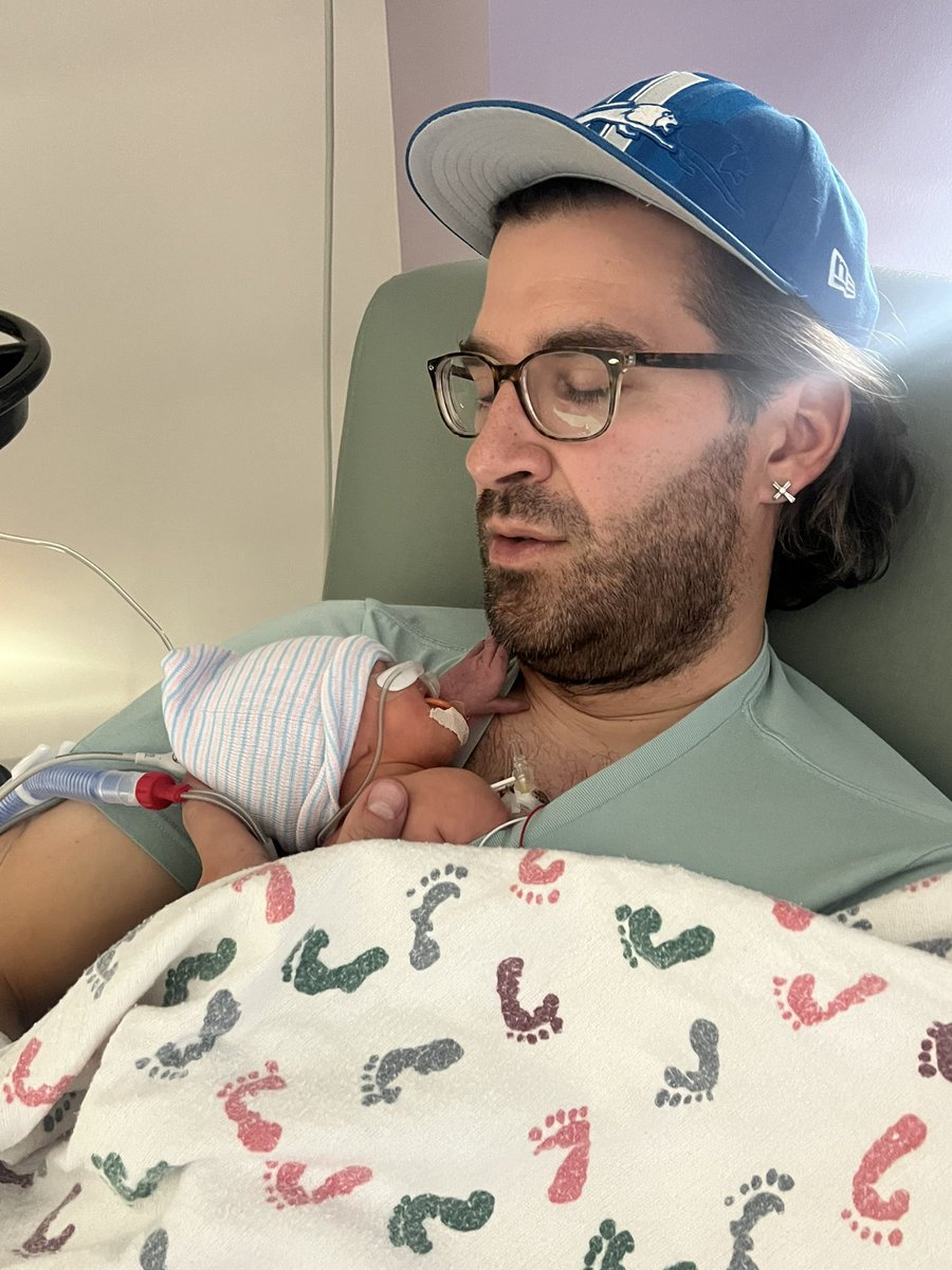 AmyWadas's tweet image. Meet our Christmas miracle. 🎄❤️
Our baby girl decided to make her entrance into this world much sooner than expected. She arrived six and a half weeks early, just days before Christmas. 🎄 She will be in the NICU for a few weeks, and can’t wait to have her home with us soon. 💕