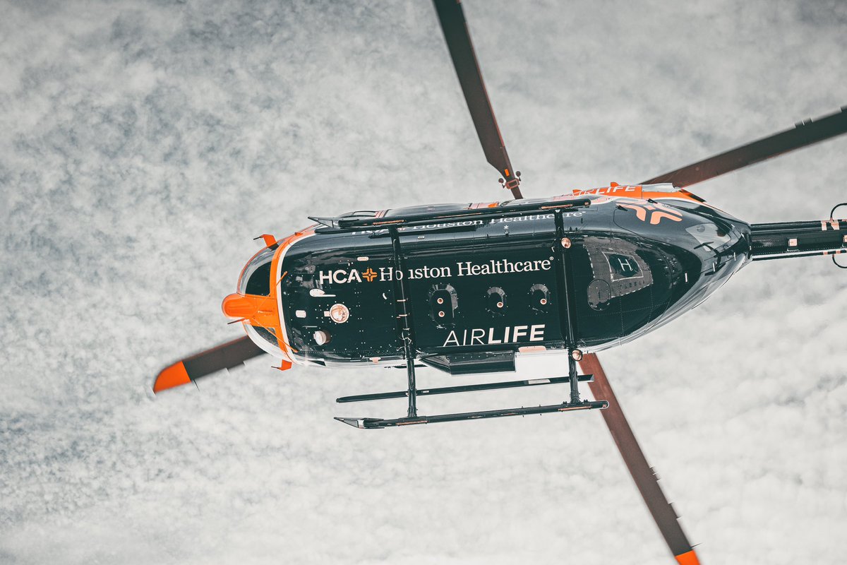 ParamedicNate's tweet photo. @wannabehocker @houstonairw @memorialhermann @HCAhealthcare @PHIAirMed I am partial to @HCAHouston #AIRLIFE https://t.co/RNkx8GbQ7f