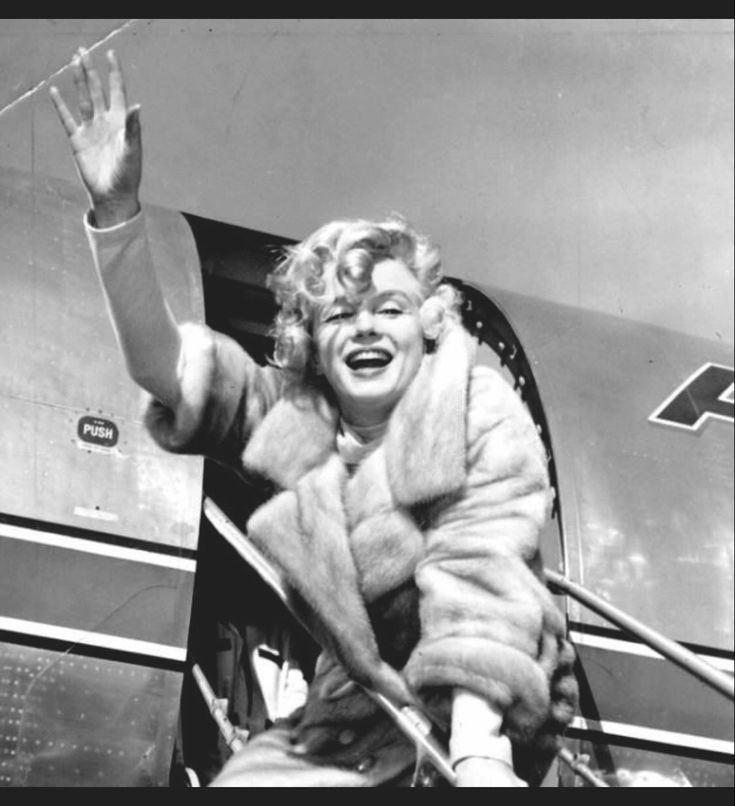 1959
————
 Marilyn Monroe at the airport in Chicago to promote “Some Like it Hot”

#MarilynMonroe #Hollywood #vintage #1950s #Chicago