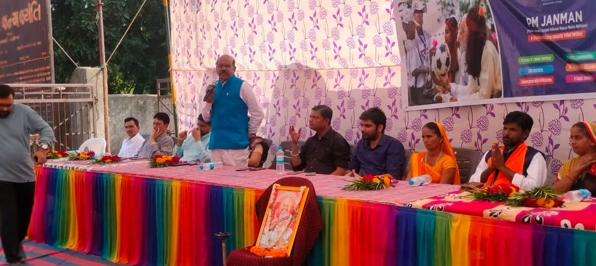 CollectorNar's tweet image. Special #VBSY in PVTG habitation @ Jharnawadi, Dediyapada conducted to ensure saturation of govt schemes. PVTG groups from Besna, Mulkapada, Sorapada, Moti Singloti also attended the event #reaching the last mile #PMJANMAN.

@TribalAffairsIn 

#EmpoweringTribalsTransformingIndia