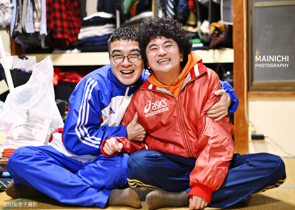 mainichiphoto's tweet photo. 前田フォトグラファ@kamibaitaisのウェブ連載「お笑いの向こう側」
5回目は「#カナメストーン」
中学生から一緒の２人。同居する家でⅯ-1決勝を見る眼差しは真剣。人間をぶつける漫才でブレークを目指します。
26枚写真特集https://t.co/beh9ingst4
記事https://t.co/2sDhAnRova https://t.co/1uC4i0Yf07
