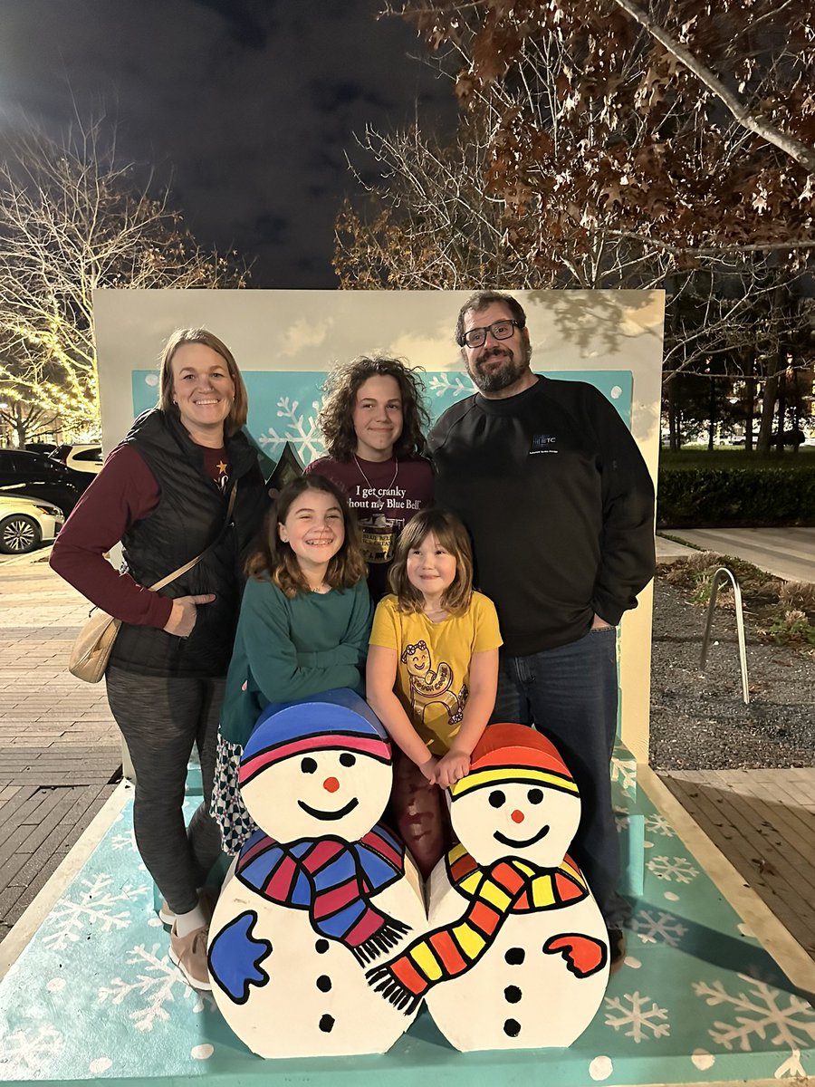 sandy_dandy's tweet photo. Rare family photo captured! #letitsnow #ExceptItsHouston #SoTheSnowmenAreFake #MerryChristmas https://t.co/tOCBShoJ3j