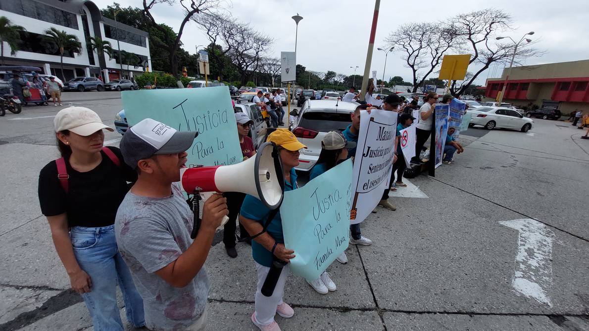 eluniversocom's tweet photo. #Guayaquil: Conductor implicado en caso de menores y abuelo arrollados en vía a la costa es condenado a diez años de prisión ► https://t.co/I7yvaBoMyT https://t.co/f8Aw4Slj5D