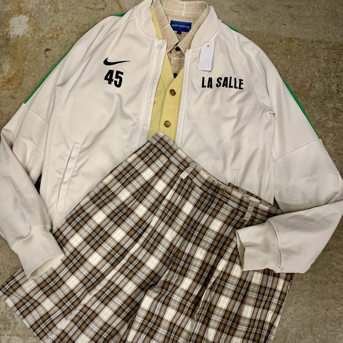 GASLAMPSQUARE_2's tweet image. ⚽️#trackjacket #jerseytops #ガスランプスタイル ⚽️
今の時期でも密かに人気継続中のトラックジャケット☝︎
スラックスと組んでも面白くなりますよ✴︎
暖色をベースにトラッド感を意識して💭
. 
#gaslampsquare下北沢店
#ガスランプスクエア下北沢店