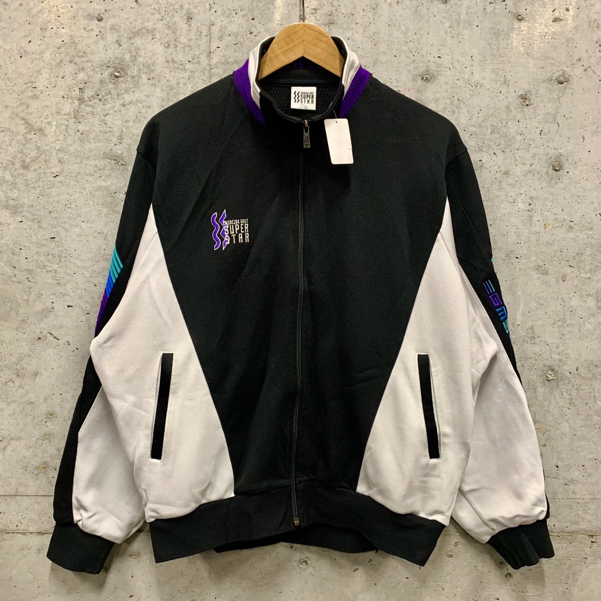 GASLAMPSQUARE_2's tweet image. ⚽️#trackjacket #jerseytops #トラックジャケット ⚽️
今の時期でも密かに人気継続中のトラックジャケット☝︎
他店にここまであるのか？って位のかなりのボリュームで展開中✴︎
. 
#gaslampsquare下北沢店
#ガスランプスクエア下北沢店