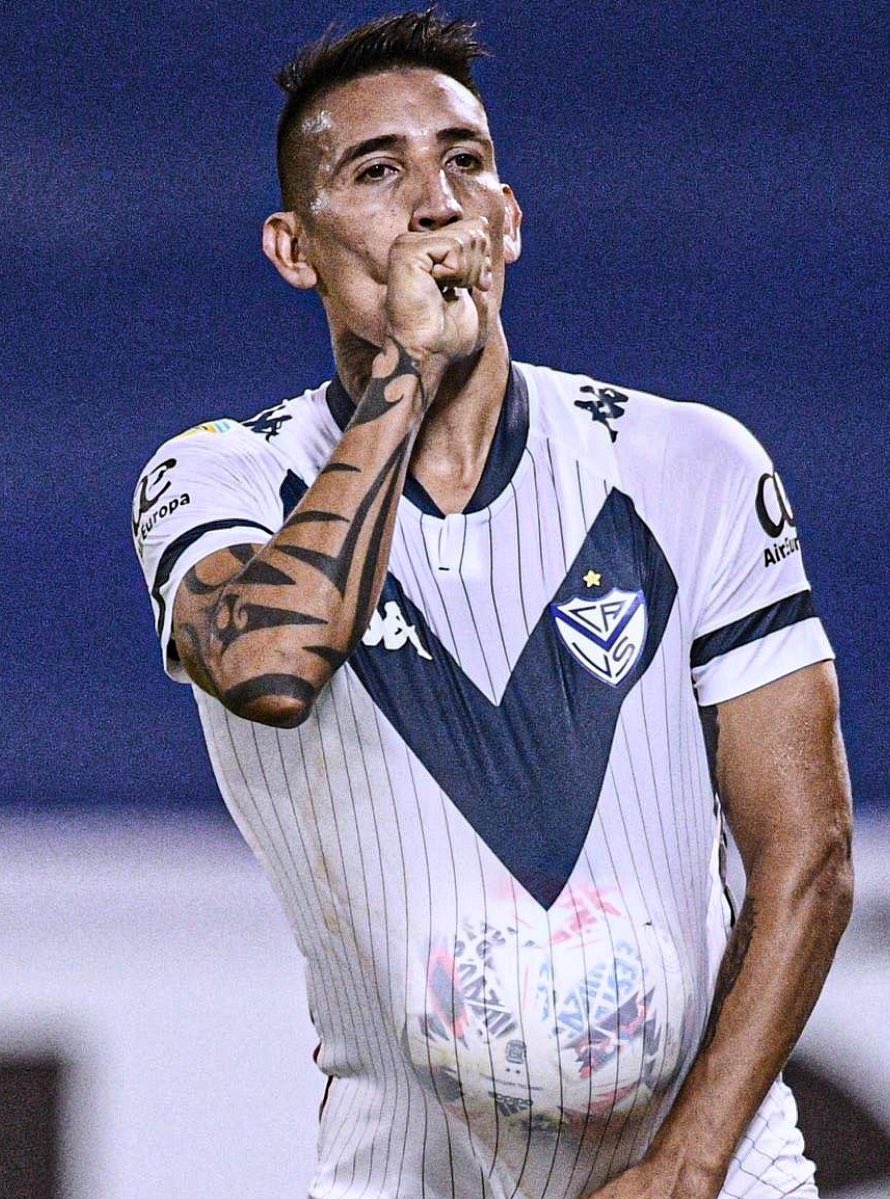 Futbol_APV's tweet photo. 🚨🇦🇷Ricardo Centurión fue #CITADO a los entrenamientos de #Vélez, de cara a la temporada 2024.
El Fortin desea darle una oportunidad, y junto al departamento médico del club ayudarlo en su situación personal. 👏👏👏
📌Hace 6 meses fue apartado del plantel de Barracas Central. https://t.co/HZ8r91Wk5q
