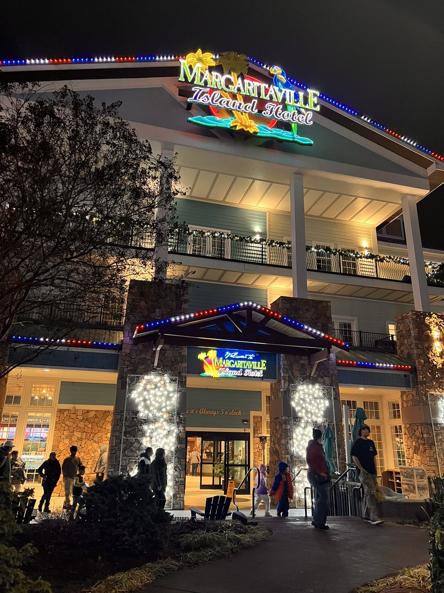 Bucation's tweet photo. we’re back on @TheIslandPF time this holiday season & we couldn’t have asked for a better first day @Margaritaville Island Hotel in Pigeon Forge, TN 🎄🏝️⛰ #bucation #margaritaville #pigeonforge #mypigeonforge #Tennessee #HappyHolidays https://t.co/pWg8ZvW1za