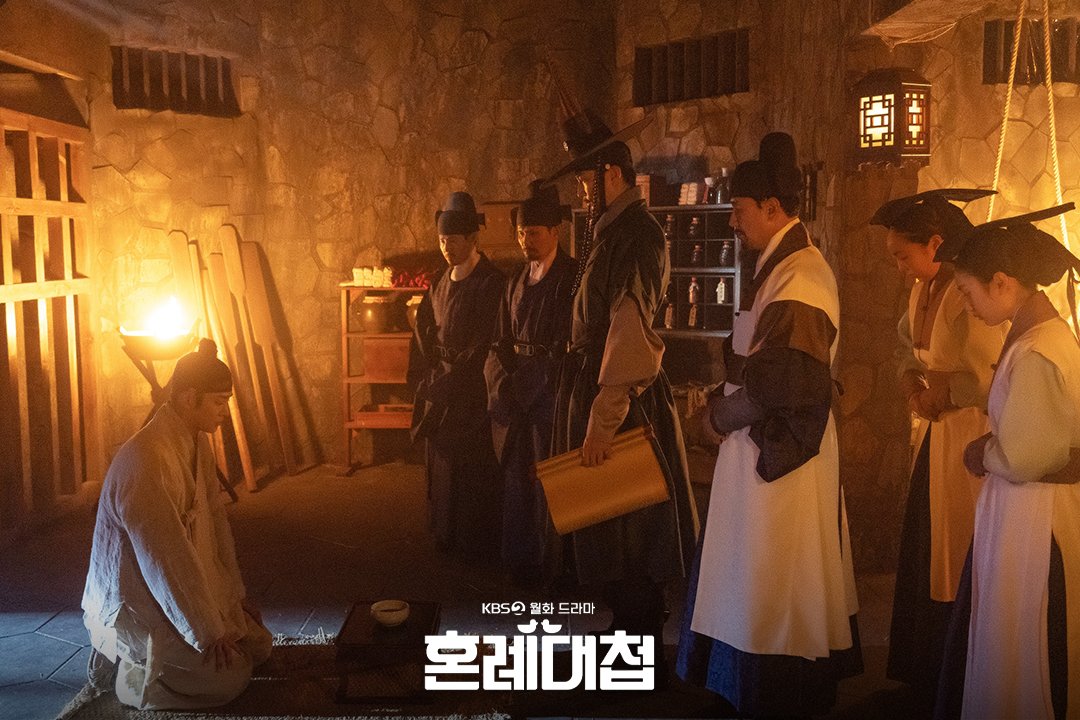 KBS_drama's tweet photo. [혼례대첩]

(다른 의미로) 심쿵...하게 만들었던
정우 사약 장면... 우리 강아지는 그런 거 못 먹는데...🐶

KBS2 월화드라마 [혼례대첩]
2023.10.30~2023.12.25.

#KBS #드라마 #혼례대첩 #TheMatchmakers #로운 #조이현 #박지영 #조한철 #이해영 #최희진 #정신혜 #박지원 #정보민 #허남준 https://t.co/bah8vp6F9g