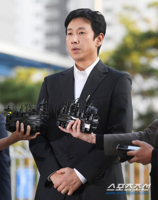 tang__kira's tweet photo. Polisi mengumumkan bahwa Lee Sunkyun dalam kondisi kritis. 

Polisi menemukan Lee Sunkyun dalam keadaan tidak sadar di dalam mobil yang berlokasi di Waryong Park, Jongno-gu, Seoul

112 laporan ke pihak kepolisian termasuk dari istrinya yang mengatakan "Suami saya pergi dari  rumah setelah meninggalkan catatan seperti surat wasiat