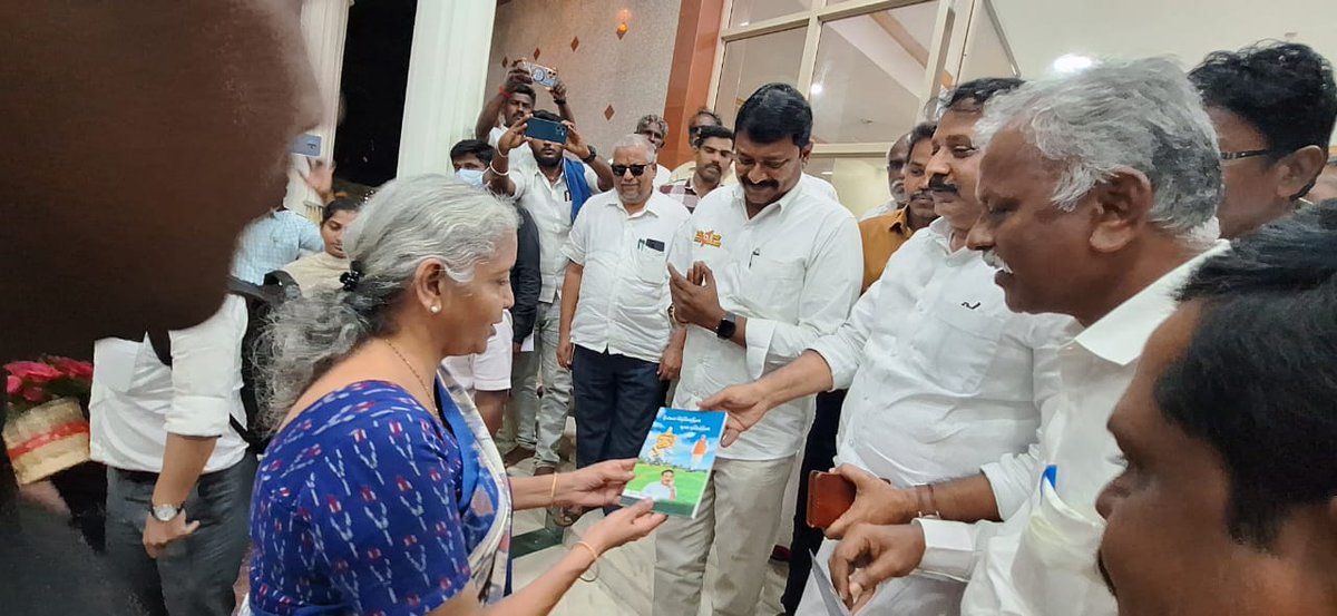 தென் தமிழகத்தில் ஏற்பட்டுள்ள வெள்ள பாதிப்புகளால் பாதிப்படைந்த பகுதிகள் மற்றும் மக்களை பார்வையிட வந்த மாண்புமிகு மத்திய நிதியமைச்சர் திருமதி நிர்மலா சீதாராமன் அவர்கள் தமிழ்நாட்டுக்கு முதல் தவணையாக கிட்டத்தட்ட 950 கோடி ஒதுக்கியதற்கும்  ஸ்ரீ வைகுண்டம் பகுதியில் கர்ப்பிணி பெண்