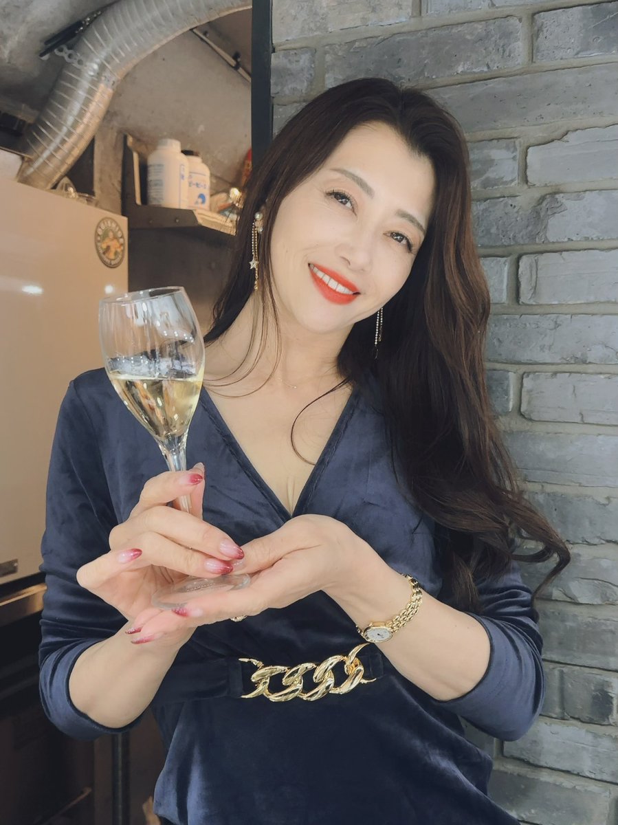 皆様と過ごす年内ラストイベント、昨日のバーMAKI東京🍾
毎月第4火曜に会いに来て下さった皆様、お久しぶりの方、遠方から、仕事半休にして来て下さった方、ありがとうございました♡また来月！

プレゼント色々ありがとう♪
顔写真プリントされたケーキもいただきました🎂

銀行窓口45分待ちで眠い🥱 https://t.co/BcJPGuFXTV