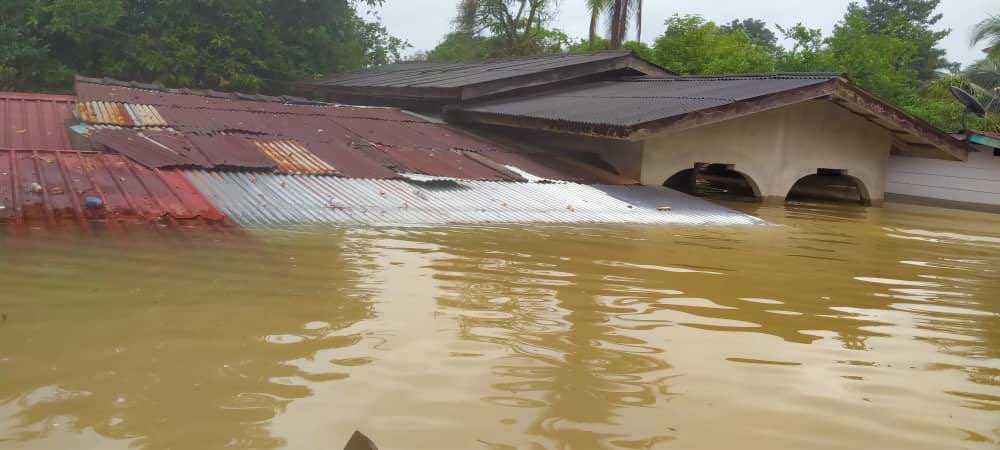 redzuanNewsMPB's tweet photo. Hampir 60 buah rumah di Kampung Tersang  Rantau Panjang, Kelantan tenggelam dengan kebanyakan kediaman hanya nampak bumbung akibat banjir teruk di kawasan itu sejak kelmarin.

45 kawasan juga masih bergelap selepas TNB menutup bekalan elektrik akibat banjir. https://t.co/eUgSqW9AbE